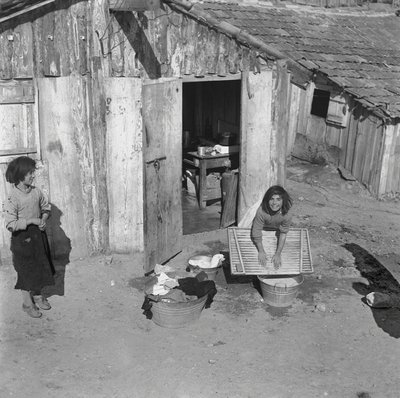 LES ENFANTS LAVENT LE LINGE, Crotone - Ando Gilardi