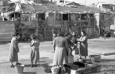 CROTONE, FEMMES À LA FONTAINE - Ando Gilardi
