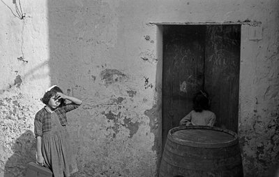 UNE PETITE FILLE AVEC UNE BOÎTE PLIANTE EST À L