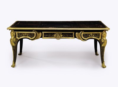 Bureau plat Louis XIV en écaille de tortue brune monté en or, vers 1710 - Andre Charles Boulle