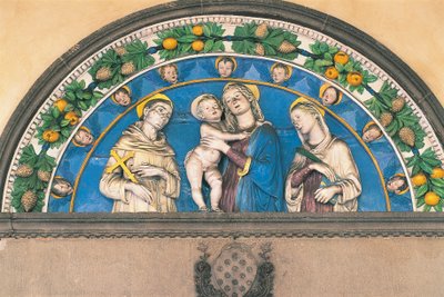 Lunette en terre cuite émaillée représentant la Vierge à l