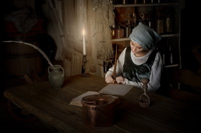 Une femme écrivant à la lueur d