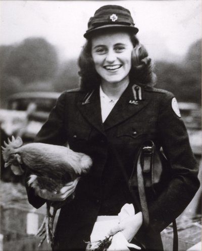 Kick Kennedy portant un uniforme de la Croix-Rouge américaine à Londres - Thomas Kelly