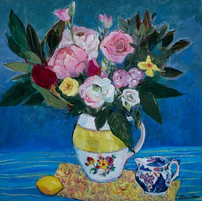Pivoines dans une cruche jaune et blanche, 2021 - Ann Oram