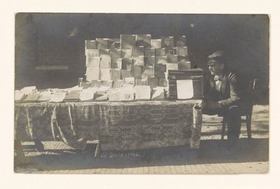 Libraire Frederik Coster à côté de son étal de livres sur le Hofplein à Alkmaar - Anonymous