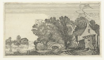 Ferme entre les arbres au bord d