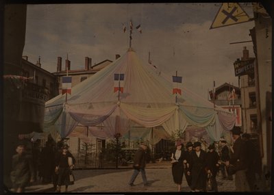 Chapiteau sur une place dans une ville française inconnue - Anonymous
