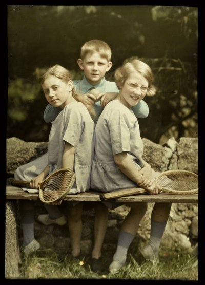Portrait de deux filles avec des raquettes de tennis et un garçon avec une balle de tennis - Anonymous
