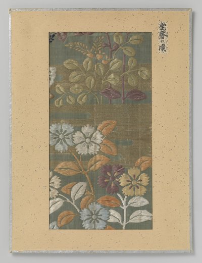 Fragment de textile, broderie de fleurs et nuages en fil d