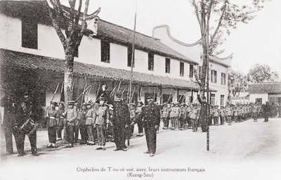 Orphelins chinois avec leurs instructeurs français dans la région de Kiang Sou. Photographie du début du 20ème siècle - Anonymous Anonymous