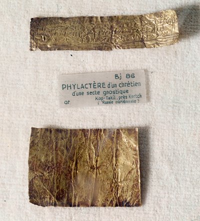 Antiquités chrétiennes : phylactère en or (morceau de parchemin) d