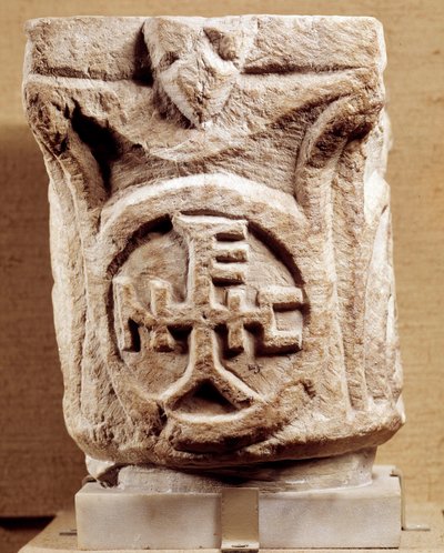 Antiquité chrétienne : chapiteaux avec monogramme, Paris, Musée du Louvre - Anonymous Anonymous