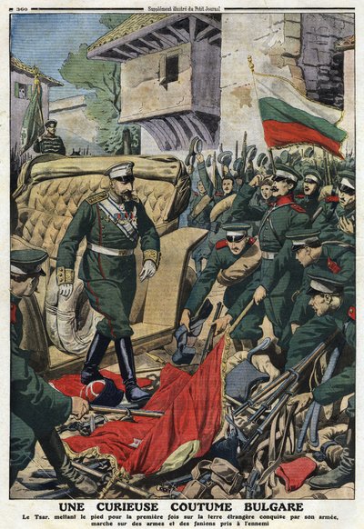 Première guerre balkanique : le tsar Ferdinand Ier de Bulgarie (1861-1948) marchant sur des terres étrangères conquises par son armée à Mustapha-Pacha, maintenant Ferdinandovo, piétinant les armes et les étendards des ennemis. Illustration de « Le Petit Jo - Anonymous Anonymous