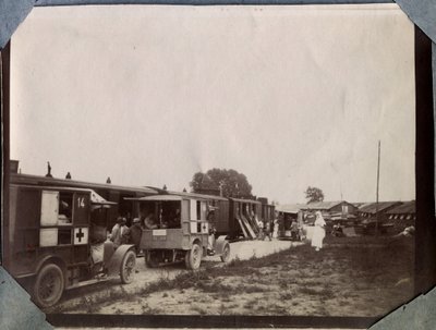 Première Guerre mondiale 1914-1918 : vaccination des soldats par des infirmières de la Croix-Rouge française à la gare de Saint-Gilles dans la Manche, Basse-Normandie, France. Photographie anonyme juin 1917. Collection privée, Stella. - Anonymous Anonymous