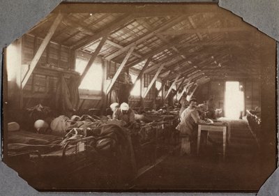 Première Guerre mondiale 1914-1918 : caserne de soldats français blessés à Couville dans la Manche, Basse-Normandie, France. Photographie anonyme mai 1917. Collection privée, Stella - Anonymous Anonymous