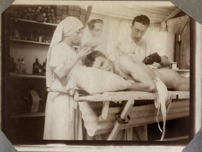 Première Guerre mondiale 1914-1918 : médecins et infirmière soignant les blessures d