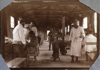 Première Guerre mondiale 1914-1918 : salle de pansement pour soldats français blessés. Couville dans la Manche, Basse-Normandie, France. Photographie anonyme mai 1917. Collection privée, Stella. - Anonymous Anonymous