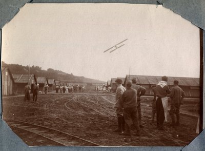Première Guerre mondiale 1914-1918 : escadron militaire de Mont Saint Martin survolant le camp de Couville, Manche, Basse-Normandie, France. Photographie anonyme juin 1917. Collection privée, Stella. - Anonymous Anonymous