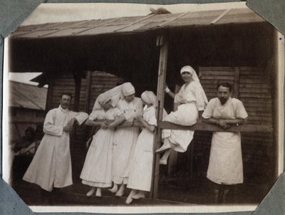 Première Guerre mondiale 1914-1918 : infirmières et médecins en blouse à Couville, Manche, Basse-Normandie, France. Photographie anonyme juillet 1917. Collection privée, Stella. - Anonymous Anonymous