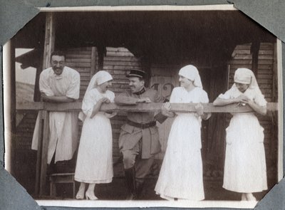 Première Guerre mondiale 1914-1918 : infirmières en blouse amusante avec des soldats et un médecin à Couville, Manche, Basse-Normandie, France. Photographie anonyme juillet 1917. Collection privée, Stella. - Anonymous Anonymous
