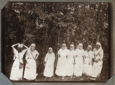 Première Guerre mondiale 1914-1918 : infirmières en blouse portant des masques à gaz dans les bois près de Couville, Manche, Basse-Normandie, France. Photographie anonyme mai 1917. Collection privée, Stella. - Anonymous Anonymous