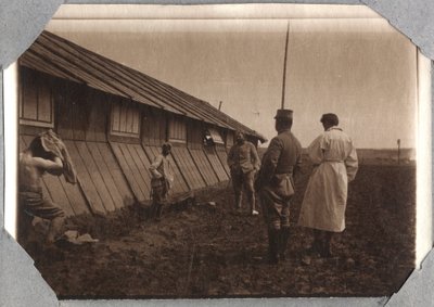 Première Guerre mondiale 1914-1918 : recherche de têtes aux abords, camp de Couville dans la Manche, Basse-Normandie, France. Photographie anonyme mai 1917. Collection privée, Stella. - Anonymous Anonymous