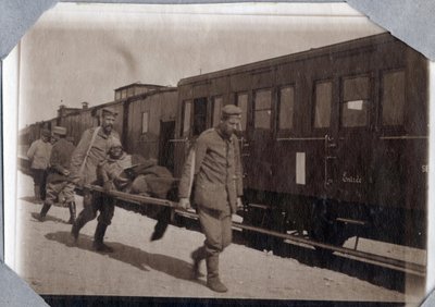 Première Guerre mondiale 1914-1918 : blessures de soldats et brancards dans une gare de la Manche, Basse-Normandie, France. Photographie anonyme mai 1917. Collection privée, Stella - Anonymous Anonymous