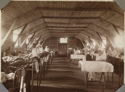Première Guerre mondiale 1914-1918 : soldats blessés et infirmières de la Croix-Rouge française, camp de Couville dans la Manche, Basse-Normandie, France. Photographie anonyme juillet 1917. Collection privée, Stella. - Anonymous Anonymous