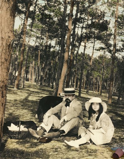 Compositeur français Claude Debussy (1862-1918) et sa fille Chouchou pique-niquant dans une pinède près d