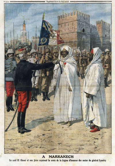 Le général Hubert Lyautey (1854-1934) présente la croix de la Légion d