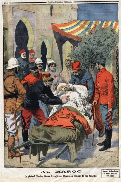 Au Maroc, le général Moinier décore de la croix de la Légion d