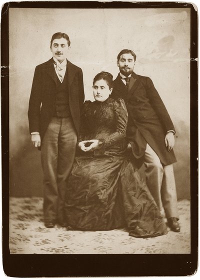 Jeanne Proust née Weil (1849-1905) et ses deux fils Marcel et Robert (1873-1935), Anonyme. Photographie en gélatine argentique, vers 1891, Collection privée - Anonymous Anonymous