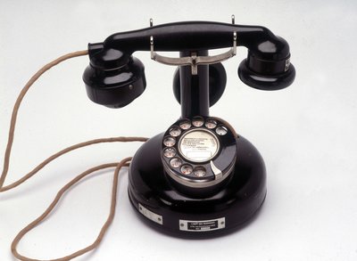 Téléphone en bakélite PTT 24 - Anonymous Anonymous
