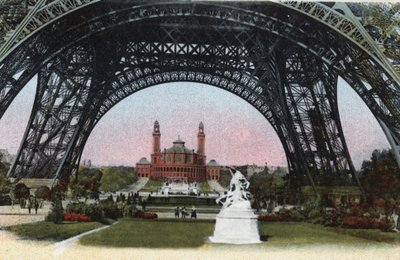 Paris : le Palais du Trocadéro vu sous la Tour Eiffel. Photographie de 1920 dans "Album Artistique" de la ville de Paris. Collection privée. - Anonymous Anonymous