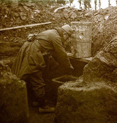 Photographie - Plaque de verre stéréoscopique sur la Première Guerre mondiale : Un lavabo improvisé dans une tranchée. Collection privée - Anonymous Anonymous