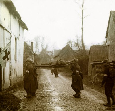 Plaque de verre stéréoscopique sur la Première Guerre mondiale : Blessés arrivant à la station d