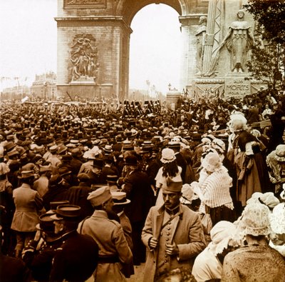 Photographie - Plaque de verre stéréoscopique sur la Première Guerre mondiale : La population parisienne le jour de la victoire en 1919 - Anonymous Anonymous
