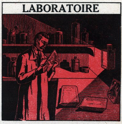 Photographie : un photographe dans son laboratoire pour développer des photos. Illustration anonyme de 1925. Collection privée. - Anonymous Anonymous