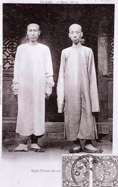 Portrait de deux Chinois de la région du Yunnan en costume traditionnel. Photographie du début du 20e siècle - Collection privée - Anonymous Anonymous