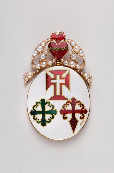 Portugal - Ruban de Grand-Croix des Trois Ordres: insigne de Grand-Croix des Trois Ordres probablement appartenant à Marie II de Bragance (1819-1853), Reine du Portugal - Modèle pour Dame - 1800-1850 - Or avec Émaux et Perles - H: 8 cm; L: 4,7 cm; Poids: 4 - Anonymous Anonymous