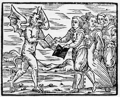 Satan présente un livre noir à ses adeptes en échange du livre des Évangiles - « Compendium Maleficarum », traite des sorcières, de leurs malheurs et de leurs sortilèges par Francesco Maria Guazzo (1608) - Collection privée - Anonymous Anonymous