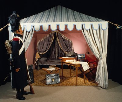 Tente de Napoléon Ier au bivouac avec un grenadier à pied de la Garde Impériale en garde. 19ème siècle Paris, Musée de l