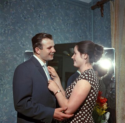 Le cosmonaute Youri Gagarine (1934-1968) avec sa femme Valentina - Anonymous Anonymous