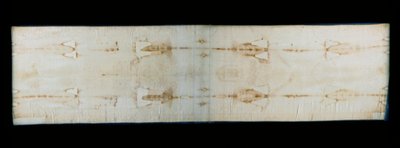 Le Saint Suaire de Turin (ou suaire ou sacra sindone), drap en lin montrant des traces (supposées celles du Christ) de torture d