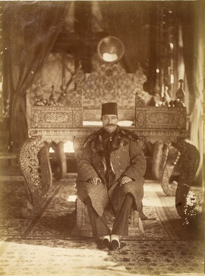 Nasruddin Shah assis devant le Trône du Paon, Palais de Gulistan, Téhéran - Antoin Sevruguin