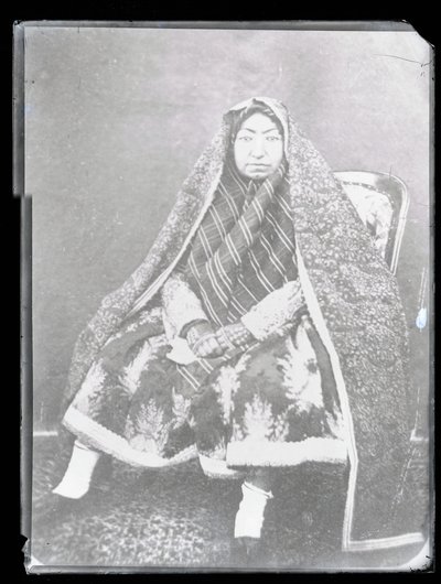 Portrait en studio : La mère de Nasir Al-Din Shah, Mahd-i Awliya - Antoin Sevruguin