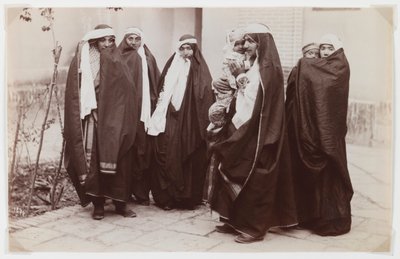 Groupe de femmes voilées avec un bébé - Antoin Sevruguin
