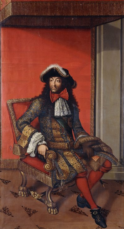Portrait du roi Louis XIV, assis en longueur, dans un manteau bleu et or brodé avec une fraise blanche et un chapeau bordé de fourrure, sur un trône - Antoine (after) Dieu