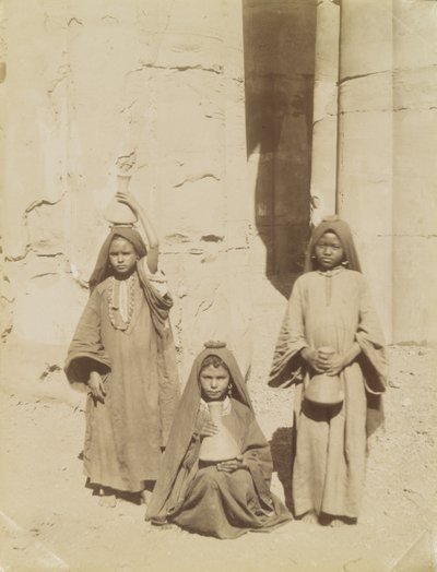 Filles arabes portant de l