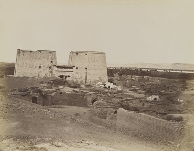 Edfou, vue du pylône et du village - Antonio Beato